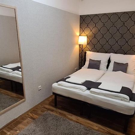 Elegant Apartment In The Hearth Of Budapest Exteriör bild