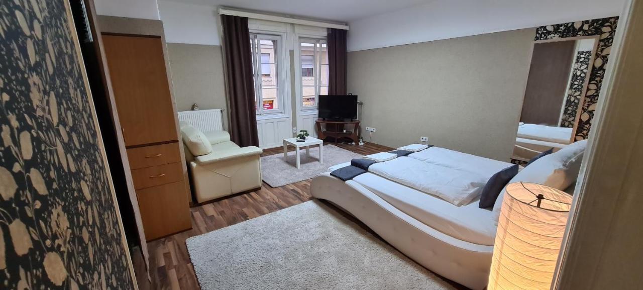 Elegant Apartment In The Hearth Of Budapest Exteriör bild
